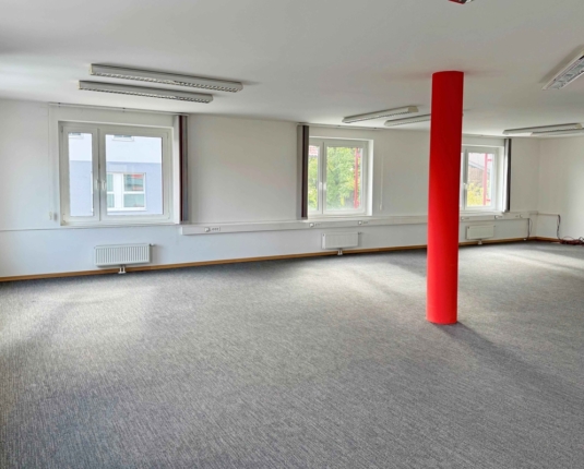 Repräsentatives Büro mit ausgezeichneter Werbemöglichkeit zur Autobahn