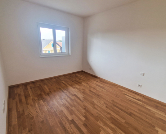 Helle 3- Zimmer-Neubauwohnung mit riesigem Westbalkon