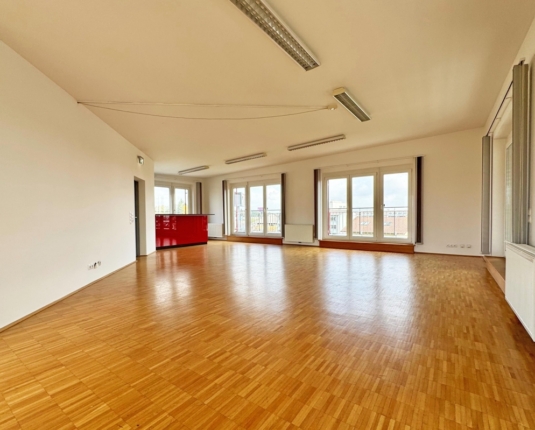 Repräsentative Gewerbeflächen mit ausgezeichneter Werbemöglichkeit zur Autobahn