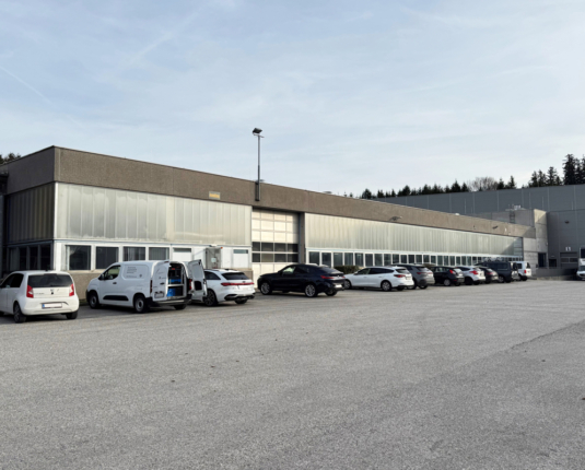 Großzügige Lagerhalle mit Büroanteil in verkehrsgünstiger Lage