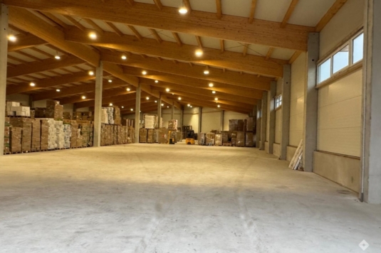 Vielseitige Lagerhalle nahe B1