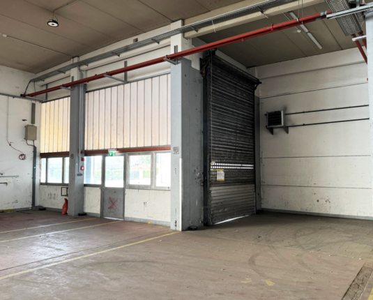 Großzügige Lagerhalle mit Büroanteil in verkehrsgünstiger Lage