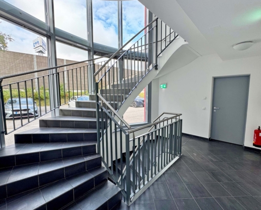 Repräsentative Gewerbeflächen mit ausgezeichneter Werbemöglichkeit zur Autobahn