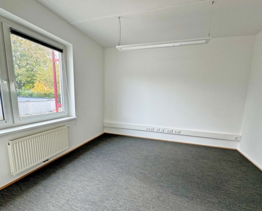 Repräsentatives Büro mit ausgezeichneter Werbemöglichkeit zur Autobahn