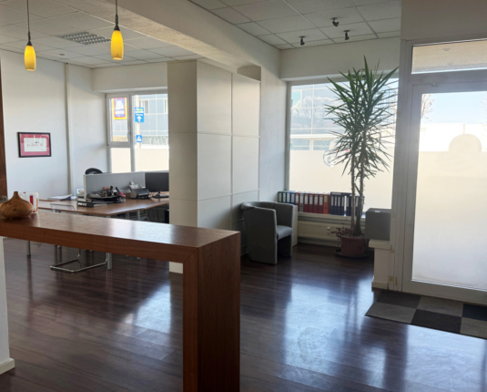 Großzügige, lichtdurchflutete Geschäftsfläche in Flughafennähe