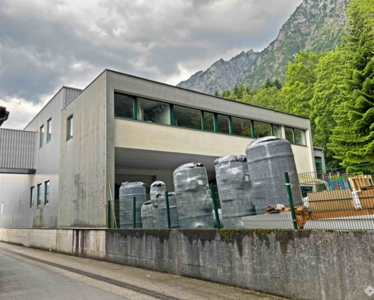 Betriebsliegenschaft in praktischer Lage zur Miete