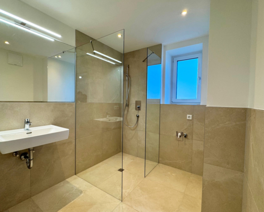 Erstbezug: Traumhafte Wohnung mit Sauna und Garten