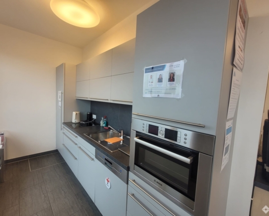 Erdgeschoßfläche in modernem Bürohaus