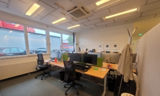 Erdgeschoßfläche in modernem Bürohaus