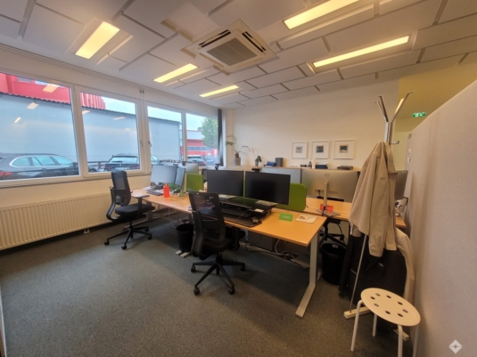 Erdgeschoßfläche in modernem Bürohaus