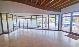 Geschäftslokal mit großzügiger Glasfront in stark frequentierter Lage