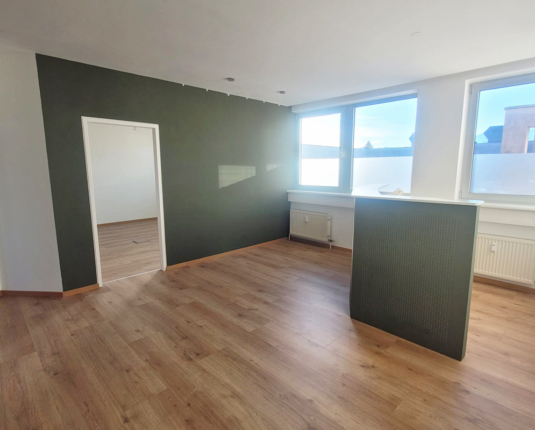 Helles Büro mit effizienter Raumaufteilung