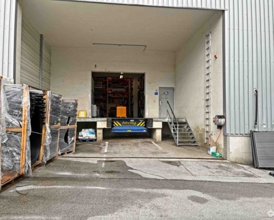 Var. 3: Betriebsliegenschaft in Stadtnähe zur Miete