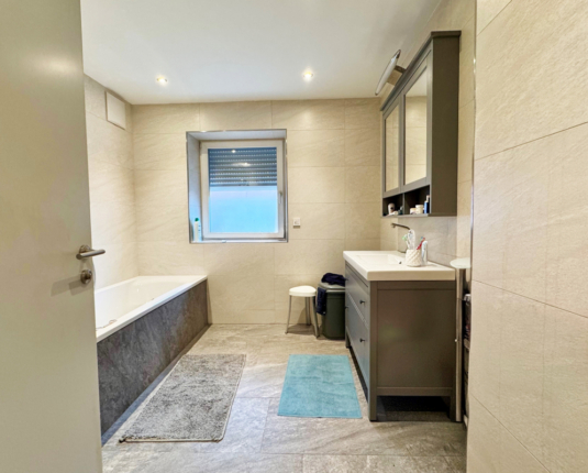 Hochwertiges Wohnhaus mit Pool in ruhiger Grünlage