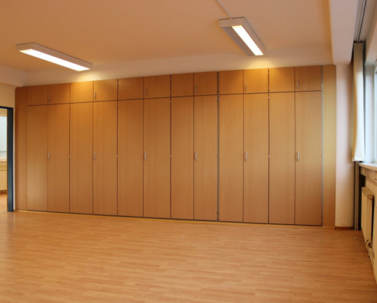 Lichtdurchflutetes Büro in Autobahnnähe