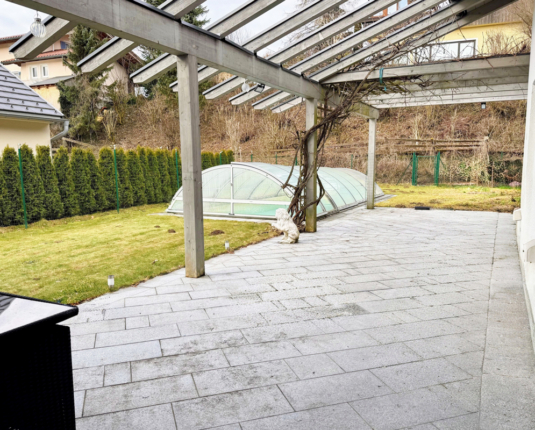 Hochwertiges Wohnhaus mit Pool in ruhiger Grünlage