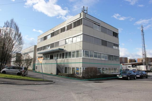 Lichtdurchflutetes Büro in Autobahnnähe