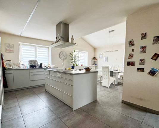 Hochwertiges Wohnhaus mit Pool in ruhiger Grünlage