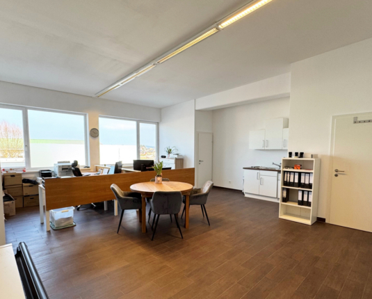 Helles, gepflegtes Ein-Zimmer-Büro in Henndorf