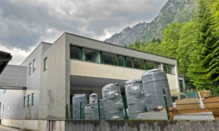 Var. 3: Betriebsliegenschaft in Stadtnähe zur Miete