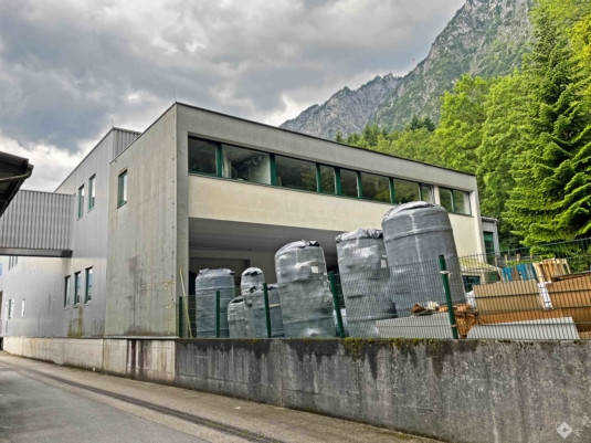 Var. 3: Betriebsliegenschaft in Stadtnähe zur Miete