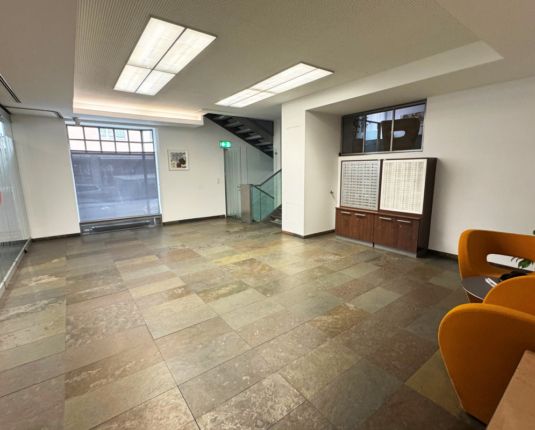 Gut frequentierte und verkehrsgünstig gelegene Geschäfts- oder Bürofläche