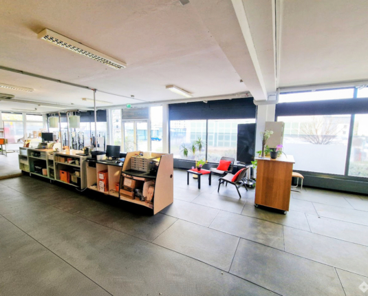 Zentral gelegene Gewerbeliegenschaft mit Halle und Büro-/Showroomflächen