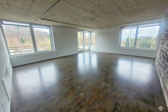 Helle Büroeinheit mit Balkon in etabliertem Gewerbezentrum