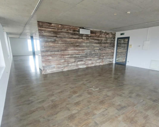 Helle Büroeinheit mit Balkon in etabliertem Gewerbezentrum