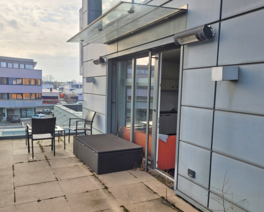 Modern ausgestattetes Büro mit Terrasse