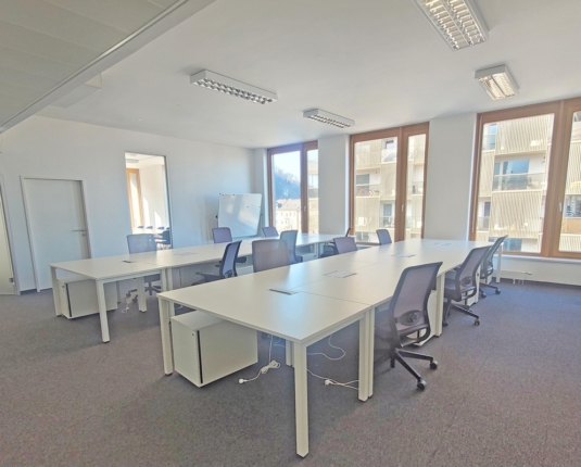 Büro in modernem Gebäude mit ÖGNI-Silberzertifikat