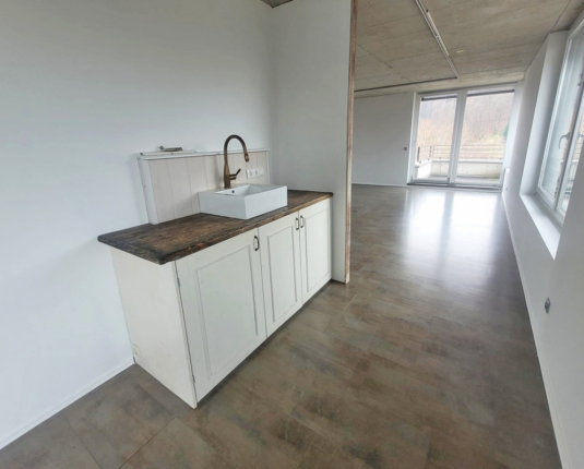 Helle Büroeinheit mit Balkon in etabliertem Gewerbezentrum