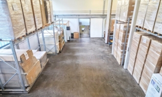 Zentral gelegene Gewerbeliegenschaft mit Halle und Büro-/Showroomflächen