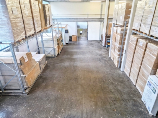 Zentral gelegene Gewerbeliegenschaft mit Halle und Büro-/Showroomflächen