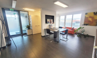 Modern ausgestattetes Büro mit Terrasse