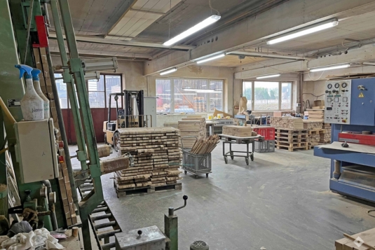 Raum für Handwerk – Kompakte Hallenfläche in ehemaliger Tischlerei