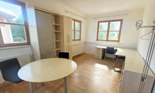Großzügiges Büro für Kleinunternehmen