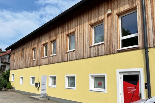 Gewerbeliegenschaft mit großzügigem Lager und modernen Büros