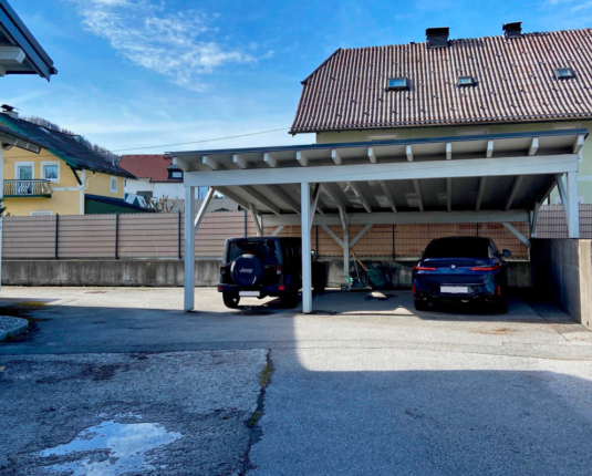 Betriebsliegenschaft mit Halle, Bürofläche und Betriebswohnung zur Miete