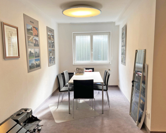 Betriebsliegenschaft mit Halle, Bürofläche und Betriebswohnung zur Miete