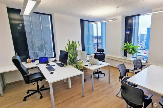 Moderne Bürofläche mit hochwertiger Ausstattung und Deckenkühlung