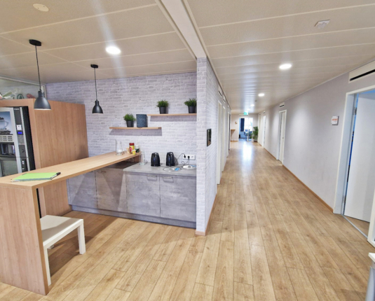 Moderne Bürofläche mit hochwertiger Ausstattung und Deckenkühlung