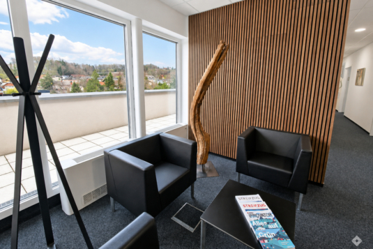 Penthouse-Büro mit Terrasse und Nähe zur Autobahn