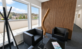 Penthouse-Büro mit Terrasse und Nähe zur Autobahn