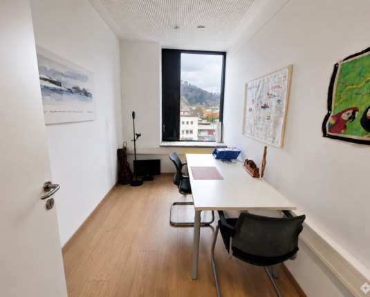 Moderne Bürofläche mit hochwertiger Ausstattung und Deckenkühlung