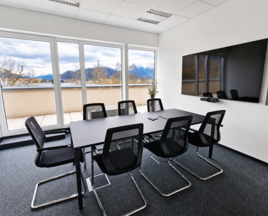 Penthouse-Büro mit Terrasse und Nähe zur Autobahn