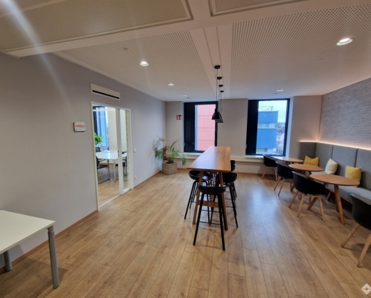 Moderne Bürofläche mit hochwertiger Ausstattung und Deckenkühlung