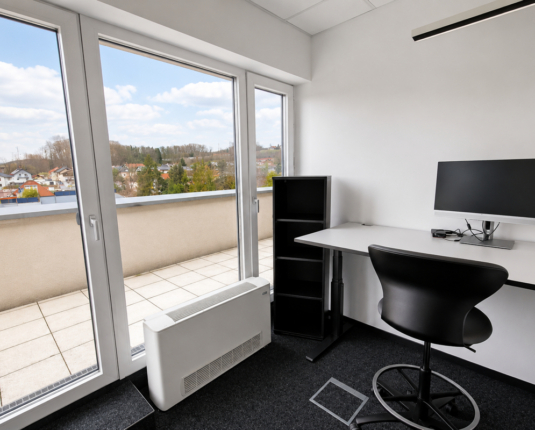 Penthouse-Büro mit Terrasse und Nähe zur Autobahn