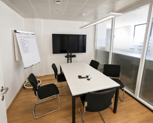 Moderne Bürofläche mit hochwertiger Ausstattung und Deckenkühlung