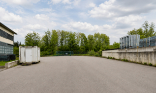 Asphaltierte Gewerbefreifläche im Süden Salzburgs